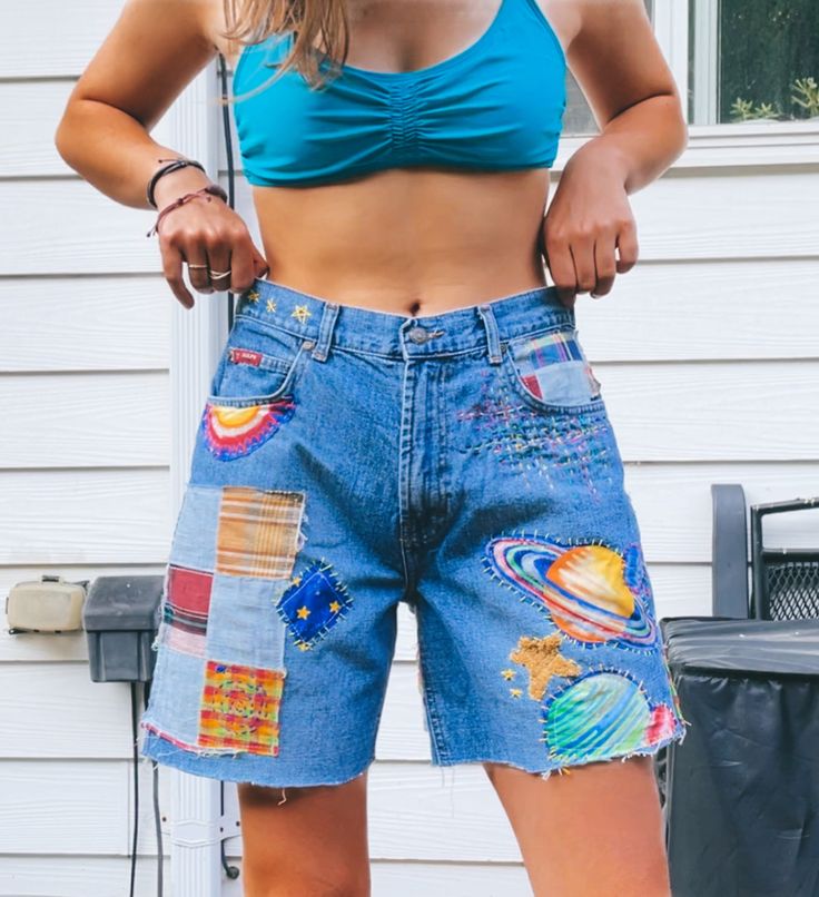 Patch Work Overalls, Boho Chic Fall, Ripped Jeans Casual, Colorful Summer Outfits, Painted Clothes Diy, Upcycle Clothes Diy, Denim Ideas, Upcycle Jeans, Painted Clothes