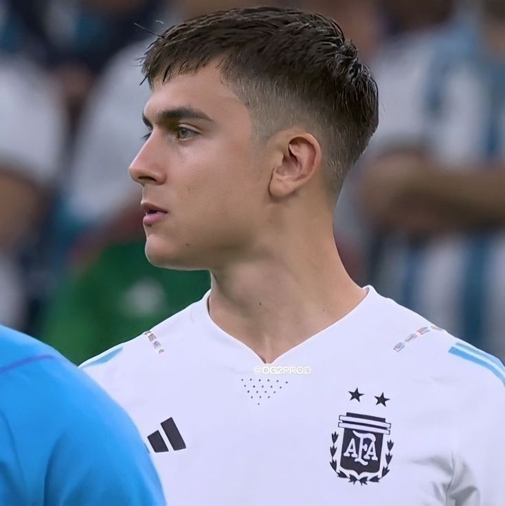 0.5 Fade Haircut Men, Mid Fade Short Haircut Men, Football Players Haircut, Medium Buzzcut Men, Paulo Dybala Haircut, Short Men Haircut Fade, Mullet Buzzcut, Short Hair Men Fade, Dybala Hairstyle