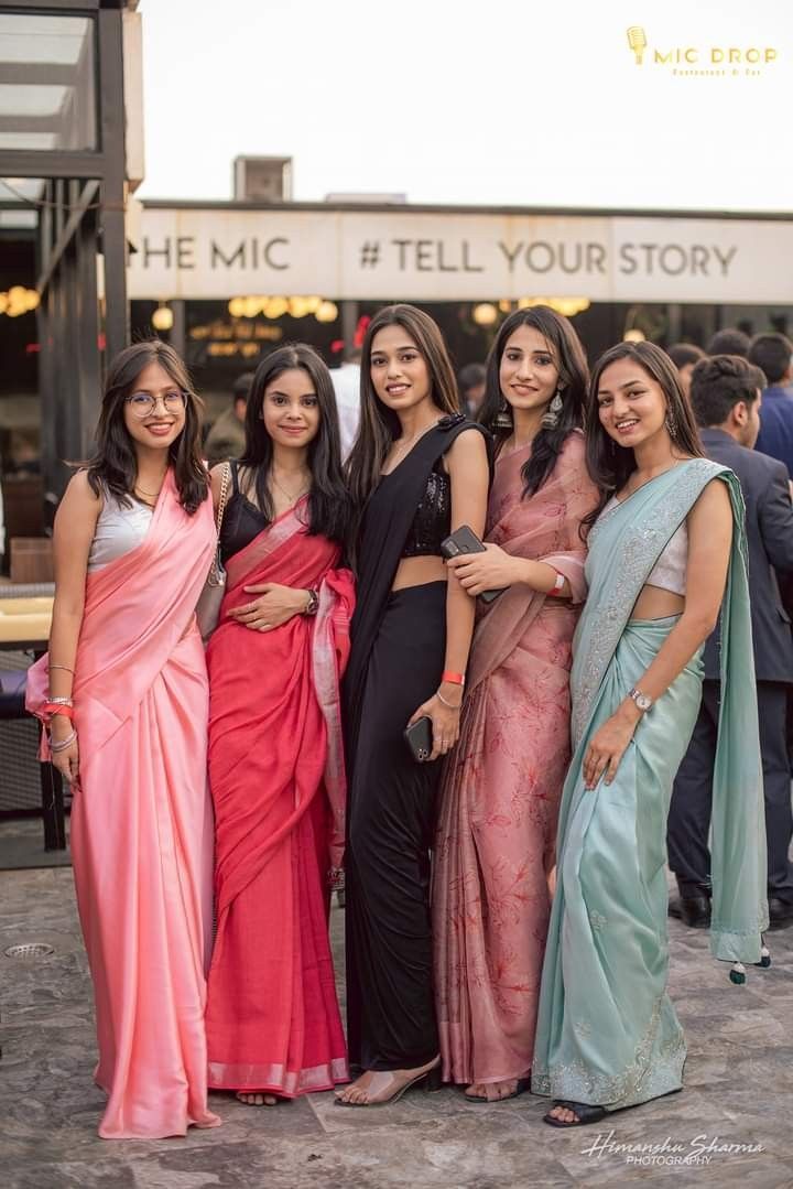 Saree Look For Teachers Day, Saree For Fairwell Party, Saree Look For Friends Wedding, Saree Day In College Look, Best Sarees For Farewell, Class 12 Farewell Sarees, Outfit For Farewell Party, College Fairwell Saree, Graduation Saree Ideas College