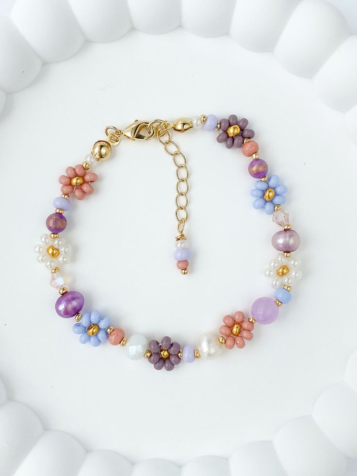 The Lila beaded bracelet is dainty and elegant. The perfect gift for any woman, friend, sister, daughter, etc. 100% handmade using the best materials.  FEATURES:  * Seed beads sizes 2 to 4mm, freshwater pearls 5-7mm, natural stones 4-6mm, crystals 4-6mm. * 18k Gold Plated Lobster clasp and findings. * Made with love and care. LENGHT: Choose between 6.5 or 7 inches + Each bracelet comes with a 1 inch extender chain CARE INSTRUCTIONS: *Remove before exercising taking a shower/bath and sleeping. *A Purple Bracelet Ideas, Homemade Jewellery, Girly Bracelets, Christmas Jewelry Gift, Bracelet Cute, Water Perfume, Sister Christmas, Diy Jewelry Unique, Daisy Bracelet