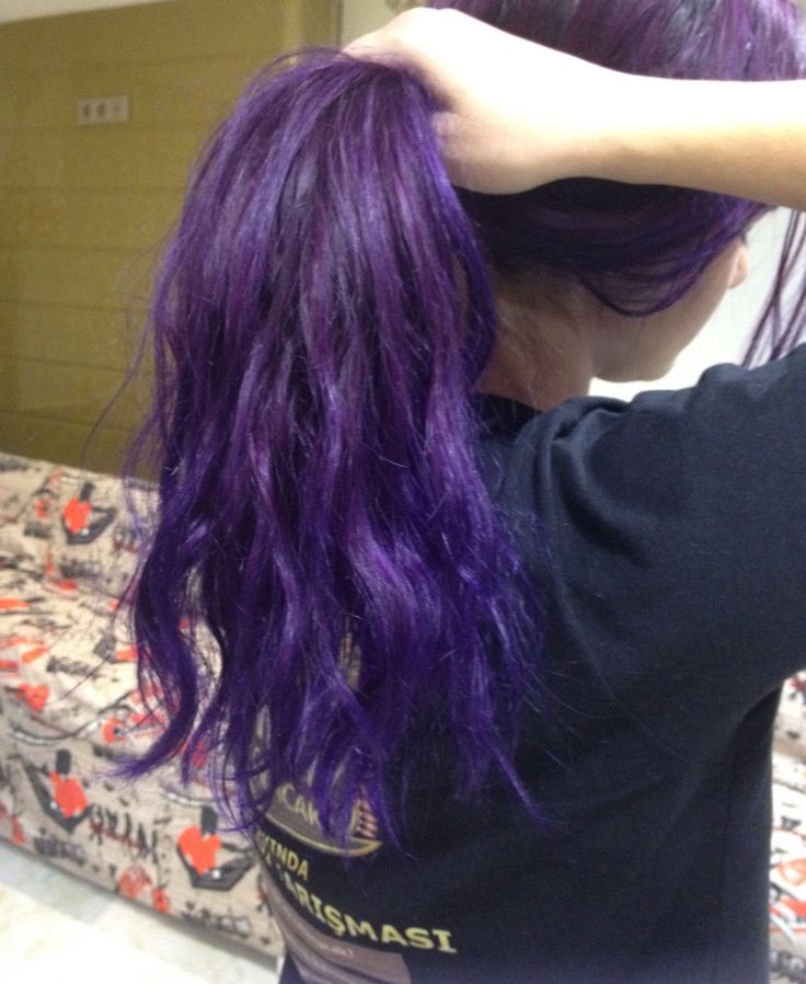 Purple Hair Dark Roots, Grunge Purple Hair, Purple Wavy Hair, Purple Hair Aesthetic, Bright Purple Hair, Dyed Hair Inspiration, Hair Inspiration Short, Pretty Hair Color, Hair Stylies