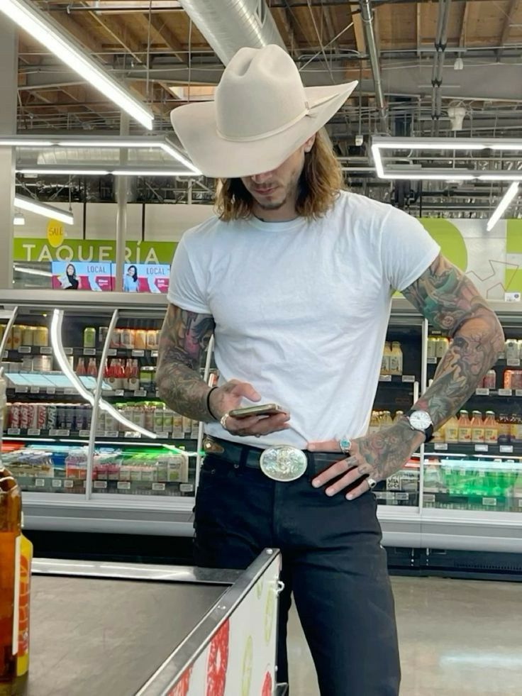 Long Hair Cowboy Men, Outfits With Cowboy Hats Men, Western Inspired Mens Outfits, Cowboy Hat Mens Outfit, Men’s Western Aesthetic, High Mens Fashion, Cool Guy Aesthetic Outfits, Halloween Men Aesthetic, Country Guy Outfits Casual