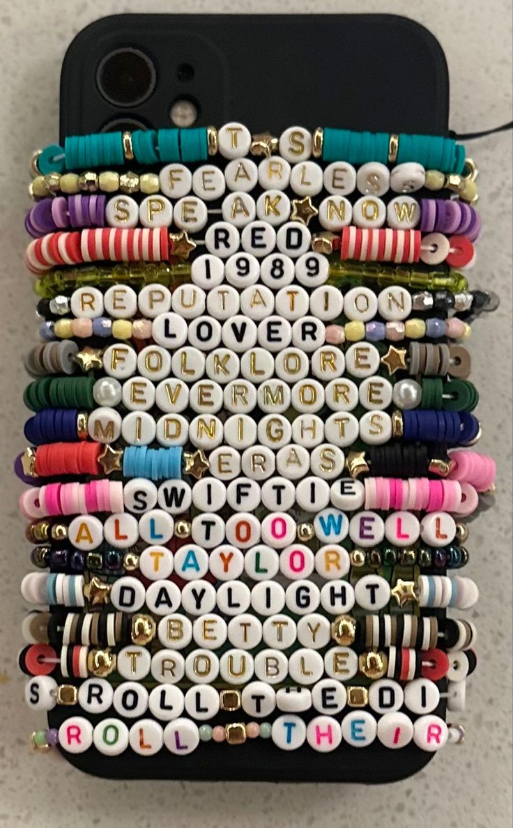 Swiftly Bracelet Ideas, Friendship Bracelet Clay Beads, Taylor Swift Clay Bead Bracelet Ideas, Swiftie Bracelet Ideas, Eras Tour Bracelet Ideas, Taylor Swift Bracelet Ideas, Types Of Bracelets, Taylor Swift Nails, Taylor Swift Friendship Bracelet