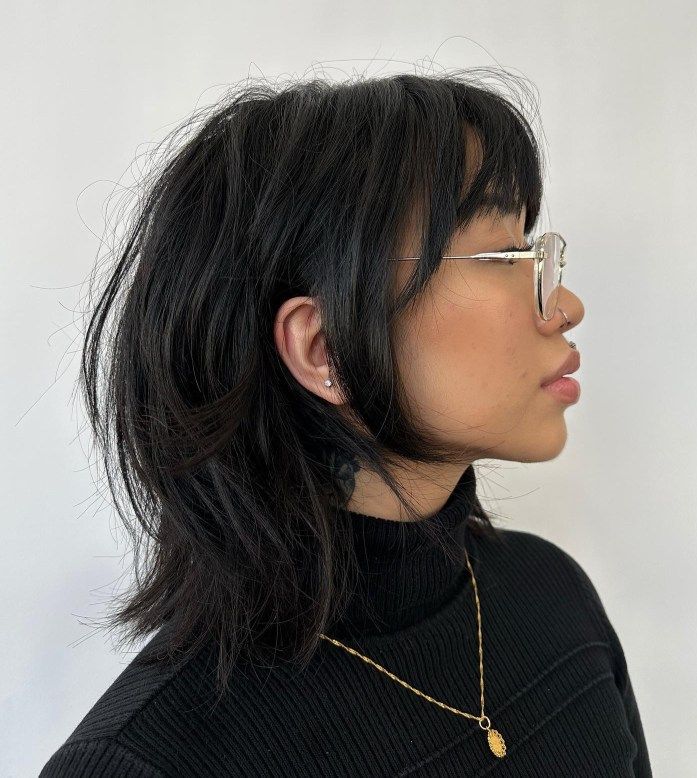 Graduated Wolf Cut with Side Layers Cut Hair Short, Wolf Cut Hair, Shaggy Short Hair, Straight Hair Cuts, Hair Adviser, Hair Inspiration Short, Layered Bob Hairstyles, Wolf Cut, Short Straight Hair