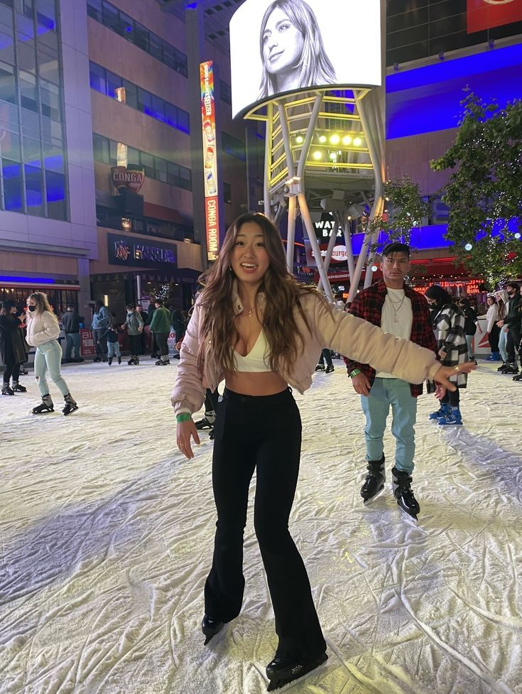 Outfits To Wear Ice Skating With Friends, Cute Ice Skating Outfit With Friends, Fits For Ice Skating, Indoor Ice Skating Outfit With Friends, Ice Skating Outfit Inspo Casual, Ive Skating Outfit, Ice Staking Outfit, Cute Outfits For Ice Skating Date, Outfits For Ice Skating Date