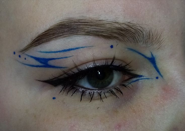 Shark Eye Makeup, Blue Graphic Liner Makeup, Funky Eyeliner Looks, Alien Eyeliner, Eyeliner Azul, Graphic Liner Hooded Eyes, Artsy Eyeliner, Shark Makeup, Grafik Eyeliner