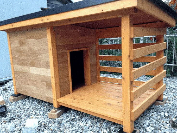 a dog house made out of pallets and wood