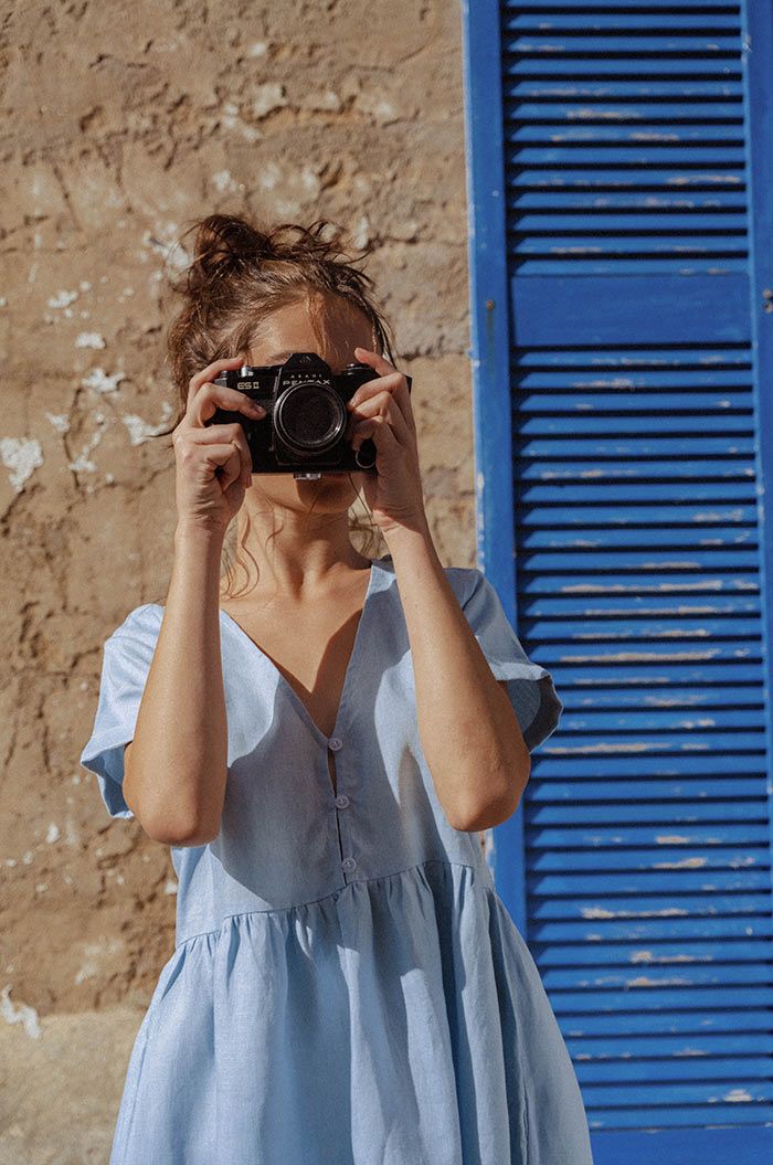 The perfect all-round dress for your sunchasing adventures! This cute babydoll dress with side pockets is our absolute bestseller, you will live in it! Crafted from the softest linen and designed in a flowy cut, it keeps you cool even in hot climates. • 100% French flax linen• Button-down front, can be unbuttoned• Side pockets Our fabrics are pre-washed and your ROVE piece will soften over time. ⌵ Sizing Chart & Guide Choose the size that best matches your measurements on our sizing chart. The d Baby Blue Summer Dress, Round Dress, Blue Summer Dress, Blue Summer Dresses, Warm Red, Cut It, Pure Linen, Style Guide, Babydoll Dress