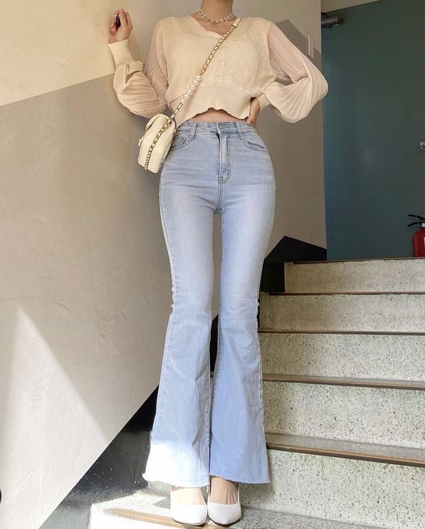 Flared Jeans Outfit Aesthetic, Bell Pants Outfit, Outfits Mujeres, Flare Jean Outfit, Preppy Chic Outfits, Bell Bottom Jeans Outfit, Soft Outfits, Flare Jeans Outfit, Korean Outfit Street Styles