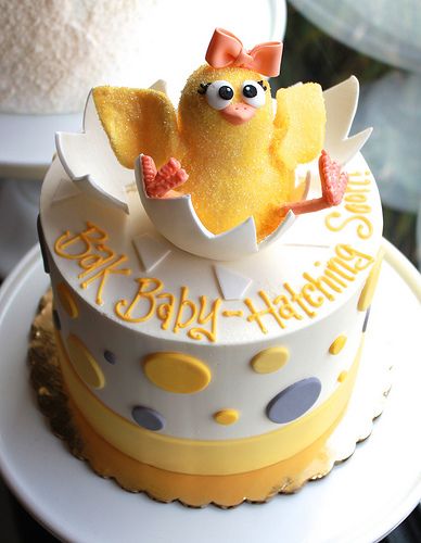 there is a cake that has been decorated like a chicken