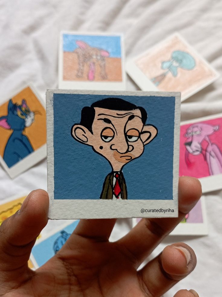 Aesthetic Mr. Bean cartoon polaroid Shinchan Polaroid Drawing, Mini Polaroid Drawing, Mini Cartoon Drawings, Polaroid Art Ideas, Polaroids Drawing, Aesthetic Polaroid Drawing, Cartoon Polaroid, Polaroid Drawing Ideas, Polaroid Drawings