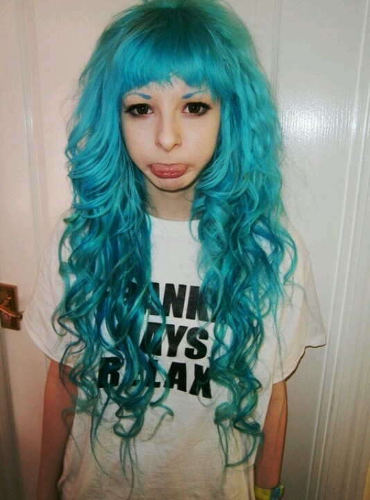 Weird hair Curly Scene Hair, Rocker Hair, Teal Hair, Turquoise Hair, Bright Hair Colors, Pretty Hair Color, Bright Hair, Scene Hair, Pastel Hair