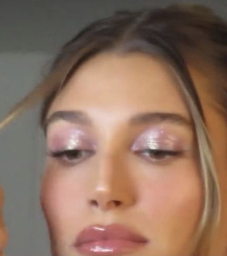 Hailey Bieber Pink Makeup, Pink 90s Makeup, Pink Dewy Makeup, Sugarplum Fairy Makeup, Ballet Core Makeup, Spring Makeup 2023, Glowy Pink Makeup, Pink Glitter Makeup, Soft Make-up