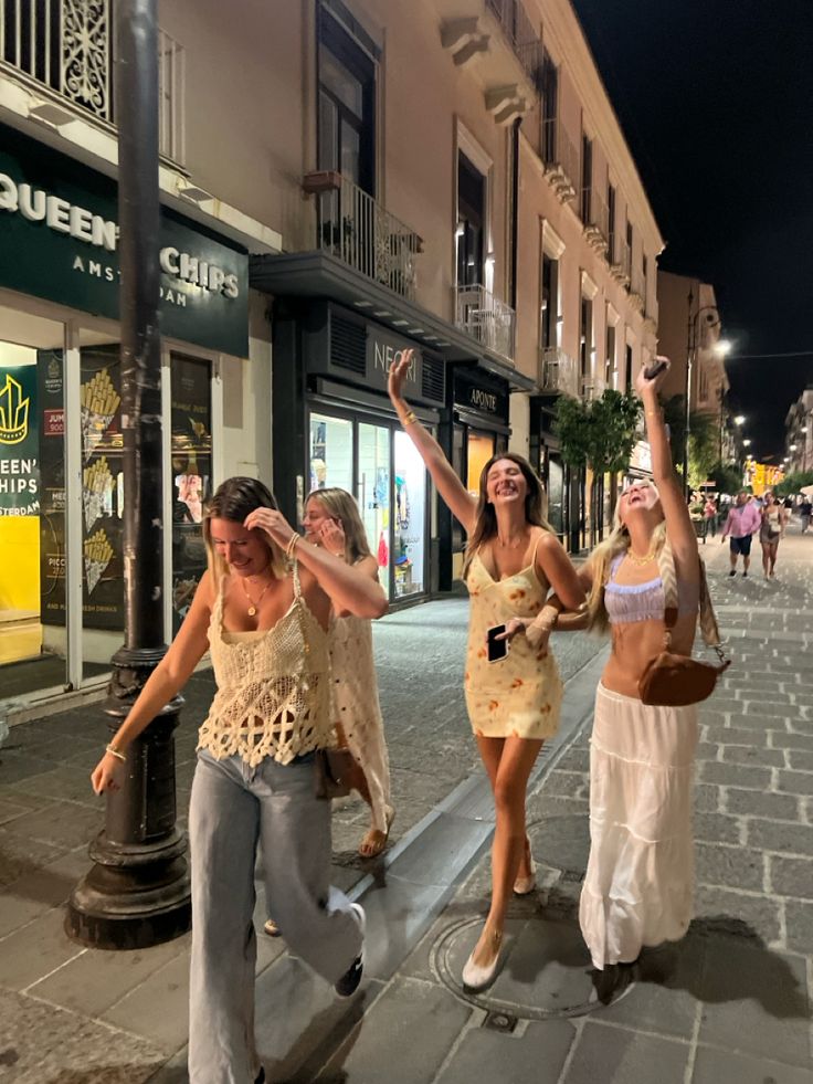 Italy. Sorrento. Amalfi. Night out. Italy going out outfits. Spain Vibes Outfits, European Fashion Night Out, Italy Group Photo, Emma Chamberlain Europe, Party In Europe Aesthetic, Italy Going Out Outfit, European Summer Friends, Italy Outfits Early Spring, Summer In Sorrento