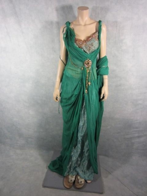 Green Roman Dress from Sparticus Roman Dress, Greek Dress, Lucy Lawless, Fantasy Dresses, Goddess Dress, Roman Fashion, Period Outfit, Hair Clothes, Fantasy Dress