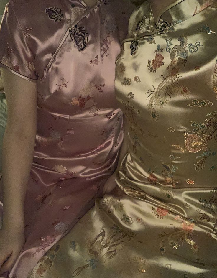 Cheongsam Aesthetic, Pink Qipao, Shanghai Aesthetic, Bow Wallpaper Iphone, Girl Silk Dress, Satin Outfit, Shanghai Fashion, Chinese Aesthetic, Bow Wallpaper