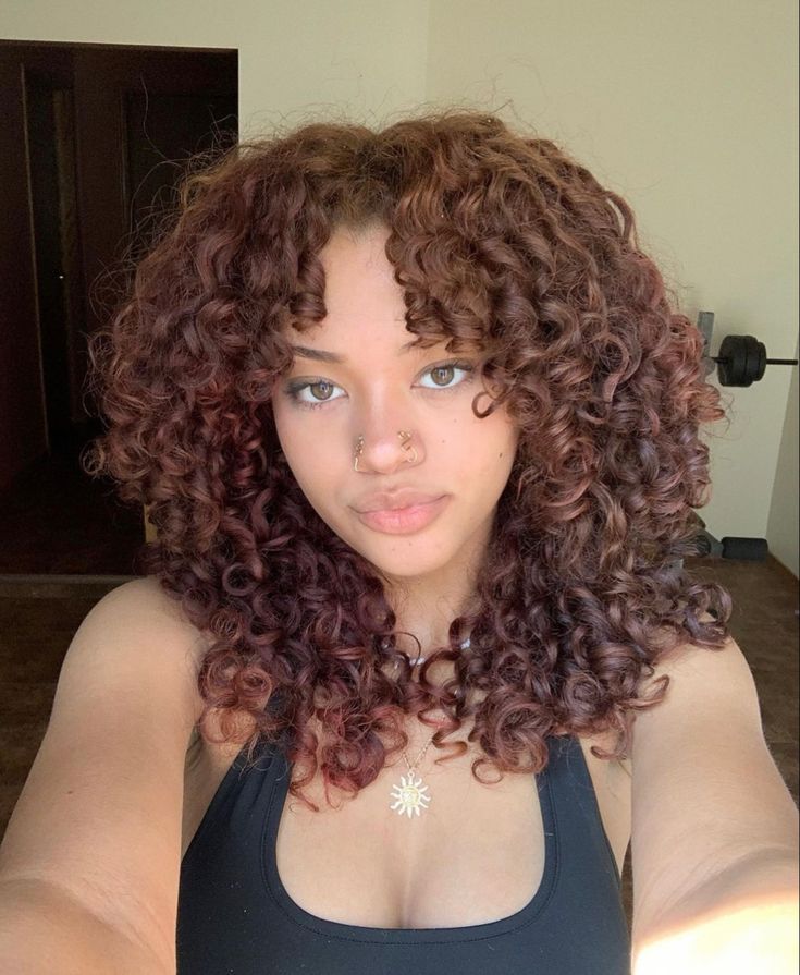 Curly Hair With Bangs Color Ideas, Orange Brown Curly Hair, Hair Colors For Tan Skin Curly Hair, Copper Brown Curly Hair Natural, 4c Copper Hair, 3b Curly Hair Color Ideas, Brown Curly Hair Red Highlights, Strawberry Curly Hair, Brownish Red Hair Curly