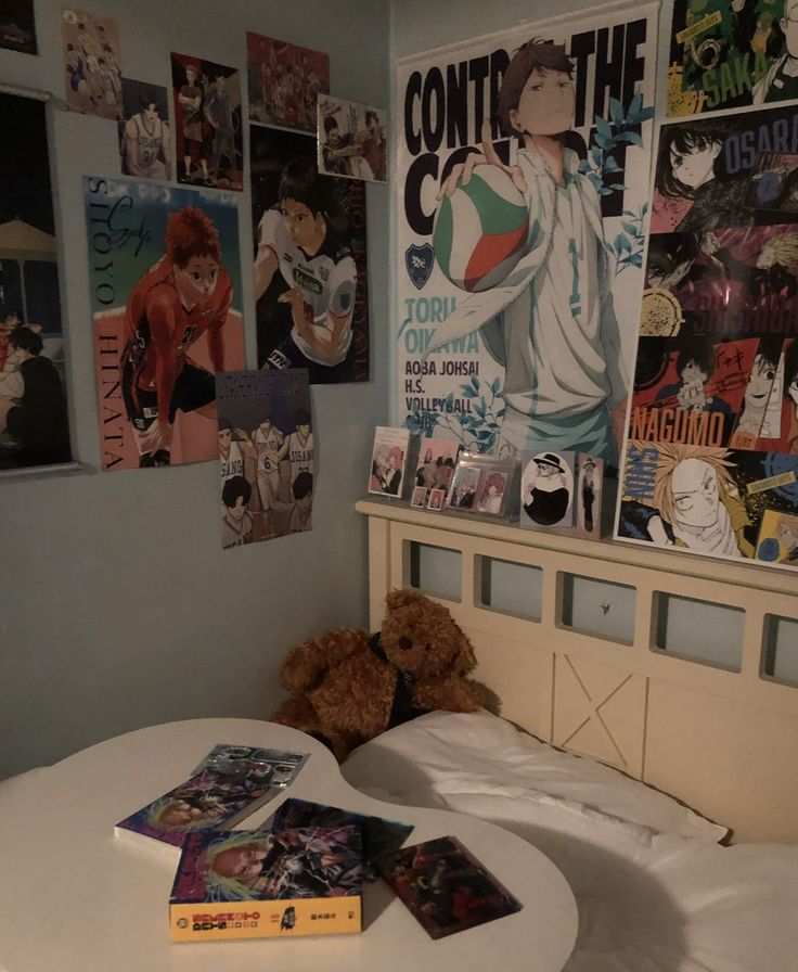 there is a teddy bear on the bed next to some books and magazines in this room