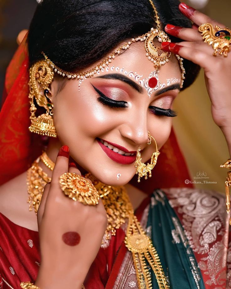 Bengali Bridal Eye Makeup, Bengali Makeup, Kolka Design, Alta Design, Latest Bridal Makeup, Indian Wedding Pictures, Indian Bride Makeup, Bengali Bridal Makeup, Bride Photos Poses