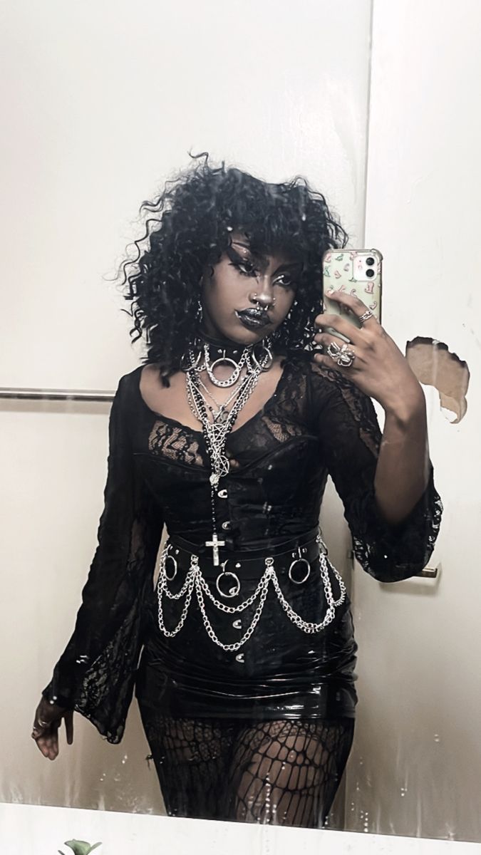 trad goth outfit inspo Poses Plus Size, Trad Goth Outfits, Goth Outfit Inspo, Traditional Goth, Afro Goth, Goth Fits, Goth Subculture, Goth Look, Goth Women