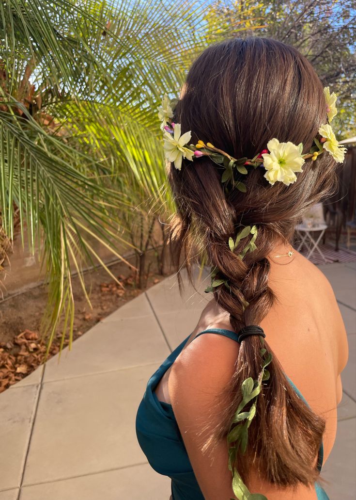 Braid And Flower Crown, French Plait With Flowers, Midsummers Hairstyles, Jungle Theme Hairstyle, Loose Braid With Flowers, Tropical Hairstyles Braids, Flower Crown Festival, Earth Day Hairstyles, Midsummer Hairstyles