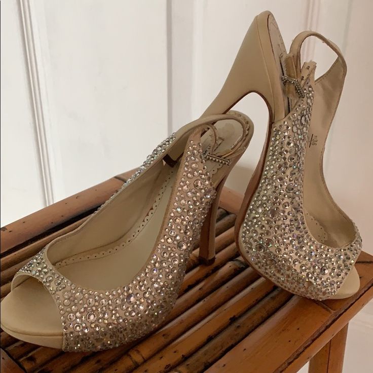 Beautiful Shoes In Crystal Stone Glamorous Round Toe Heels For Galas, Glamorous Beige Round Toe Heels, Glamorous Beige Heels For Formal Occasions, Crystal Shoes, Shoes Color, Crystal Stone, Beautiful Shoes, Stones And Crystals, Shoes Women Heels