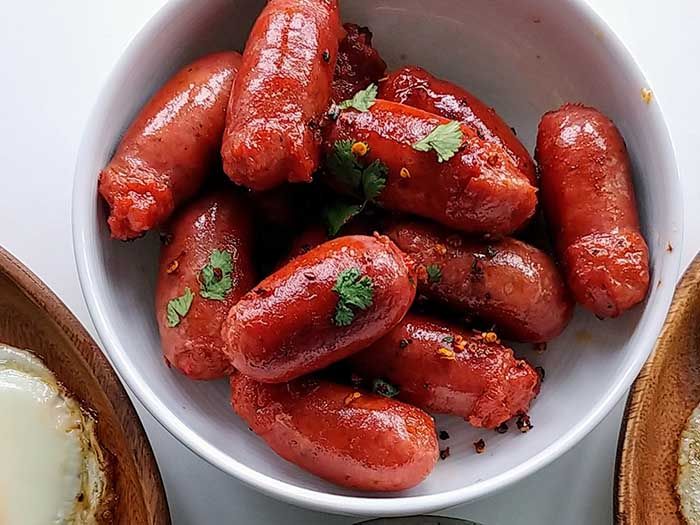 there are many sausages in the bowl on the table