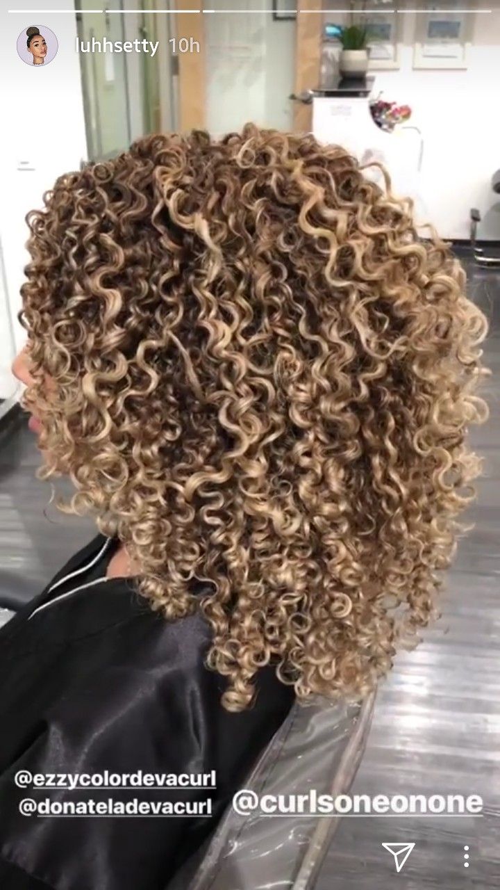 Natural Curls Color Ideas, Blonde Highlights On Blonde Hair Curly, Brown And Blonde Curly Hair Black Women, Curls Highlights, Black Woman Curly Hair Highlights, Summer Golden Brown Hair, Curly Highlights Blonde, Bayalage Curly Hair, Blonde Highlights Natural Hair