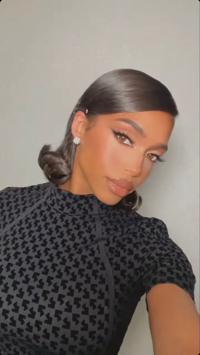 Flip Bob Hairstyle Black Women, Flipped Up Ponytail, 90s Flipped Bob, Short Flipped Out Bob, Medium Hairstyle Black Women, Straight Bob Hairstyles For Black Women, Bob With Ponytail, Great Gatsby Hairstyles For Black Women, Flips Hairstyle Black Women