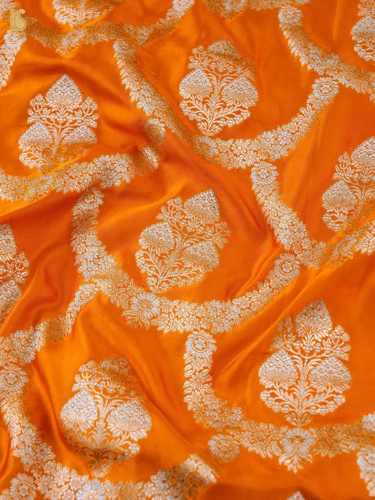 Banarasi sarees are a unique and exquisite expression of India's rich cultural heritage. Handcrafted from the finest silk in Varanasi, they feature intricate designs, rich colors, and luxurious texture. A must-have for any fashion enthusiast, Banarasi sarees are perfect for weddings, festivals, and formal events. Click here to view the underskirt Click here for blouse Stitching Bridal Anklet, Silk Sarees Online, Varanasi, Banarasi Sarees, Sarees Online, Formal Event, Rich Color, Silk Sarees, Saree