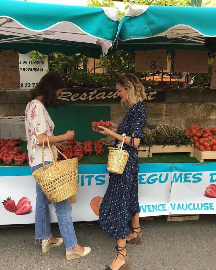 Style Chic Parisien, French Wardrobe Basics, Parisian Summer, Style Parisienne, French Summer, French Wardrobe, French Girl Chic, Parisienne Chic, Parisian Chic Style