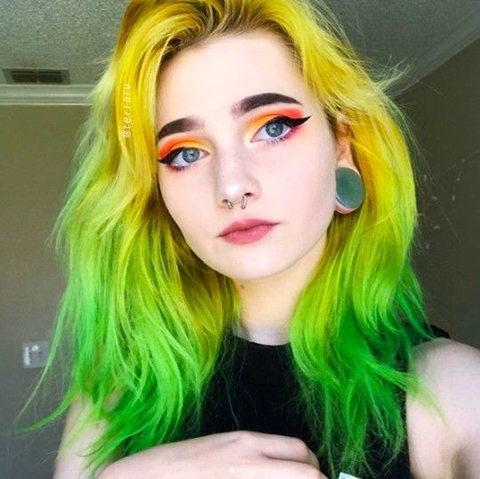 Color Melt Hair, Neon Green Hair, Green Hair Girl, Yellow Hair Color, Dark Green Hair, Best Hair Dye, Haircut Inspo, Color Melt, Short Ombre Hair