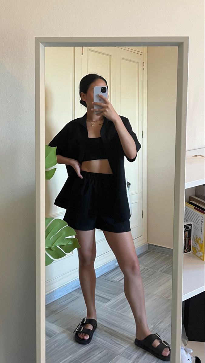 Minimal Outfits Summer, Minimal Beach Outfit, Vietnam Style Outfit, Black Skort Outfit Casual Summer, Humidity Outfit, Asia Outfit Ideas, Simple Everyday Outfits Summer Casual, Summer All Black Outfits, Black Polo Outfit Woman