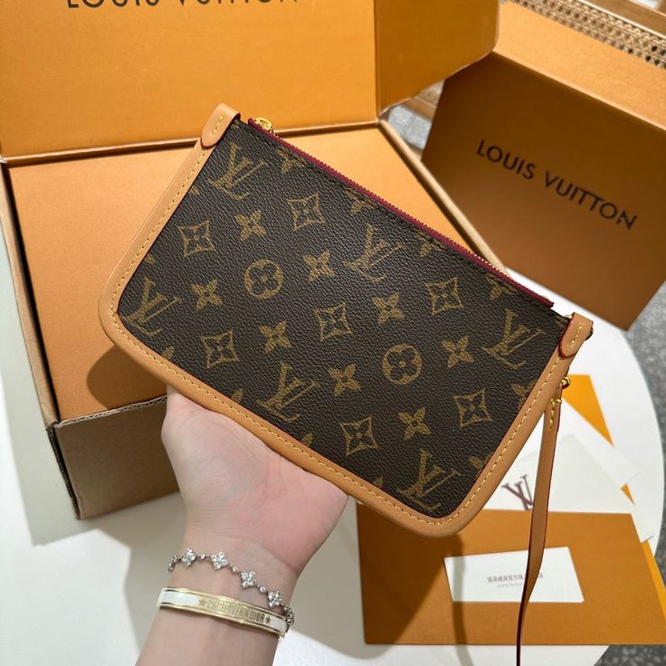 BRC Fashion Lu-Vi Bags - 14305 A+ Excellent Quality copies; Contact us if you've any questions in your mind. Trendy Tote, Crossbody Tote, Top Collection, New Instagram, Cute Bag, Crossbody Shoulder Bag, Bag Sale, Louis Vuitton Bag, Sale Items