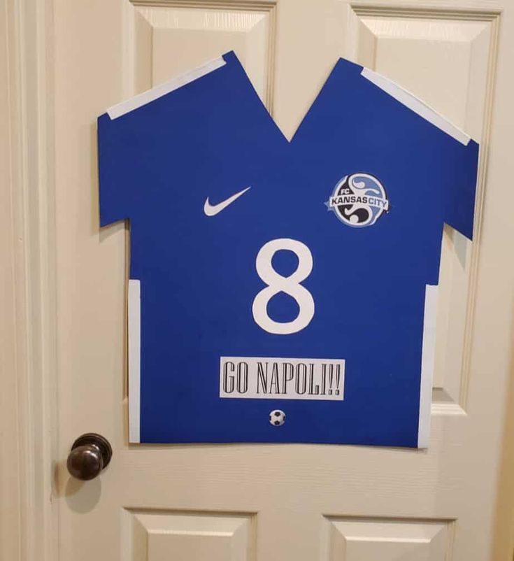 a blue shirt hanging on the front door of a house that says'go nappolin '