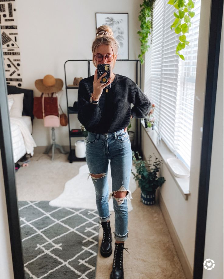 Black Dm Boots Outfit, Ripped Jean Fall Outfits, Doc Martens Sweater Outfit, Cute Going Out Outfits Night Casual Winter, Ripped Jeans Doc Martens Outfit, Black Boots Light Jeans Outfit, Cute Black Boots Outfit, Cropped Jeans Boots Outfit, Dr Martin Fall Outfits