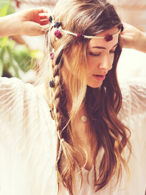 17 Messy Boho Braid Hairstyles to Try - Gorgeous Touseled and Fishtail Braids Stile Hippie Chic, Hippie Hairstyles, Music Festival Hair, Boho Braided Hairstyles, Kort Bob, Black Pinterest, Boho Hairstyle, 70s Hair, Estilo Hippy