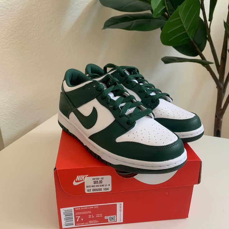 Forest Green Sneakers, Forest Green Nike, Dunks Shoes Green, Green And White Dunks, Forest Green Shoes, Nike Dunk Low Fleece Green, Vintage Green Dunks, Nike Dunk Low Michigan State, Dunk Low Michigan