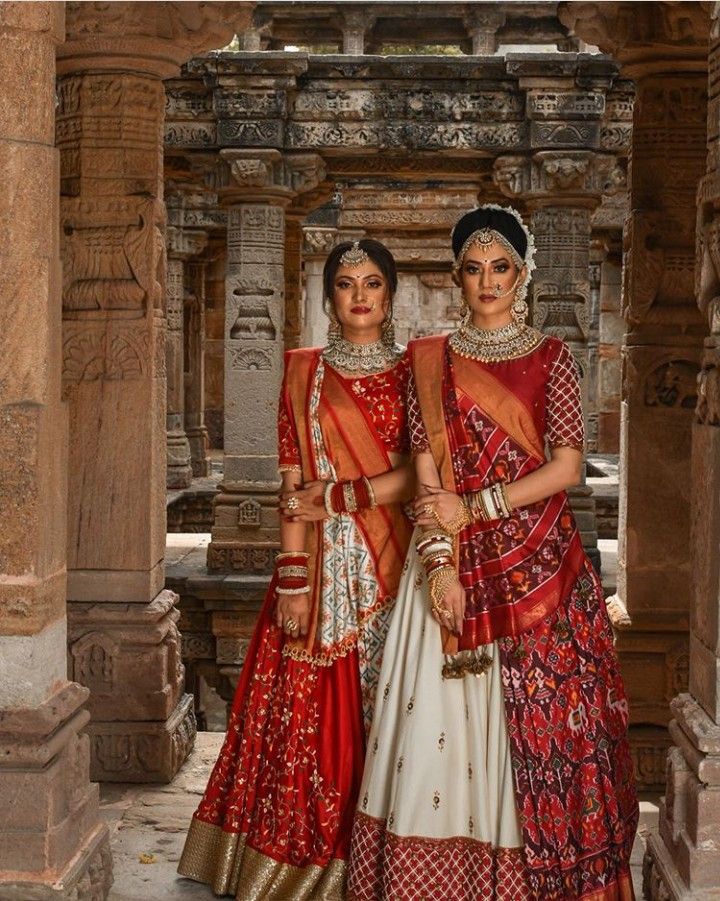 Saree Look Traditional Gujrati, Garchoda Gujarati, Gujrati Outfit For Women, Gujrati Bridal Lehenga, Gujarati Style Lehenga, Patola Bridal Lehenga, Gujrati Lehenga Choli For Wedding, Gujrati Panetar Lehenga, Patola Outfit Ideas