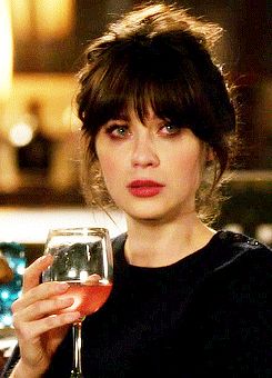 Crying - drinking wine Zooey Deschanel Hair, Langer Pony, Zooey Deschanel Style, Jessica Day, Zooey Deschanel, Brunette Hair, New Girl, Hairstyles With Bangs, Serie Tv