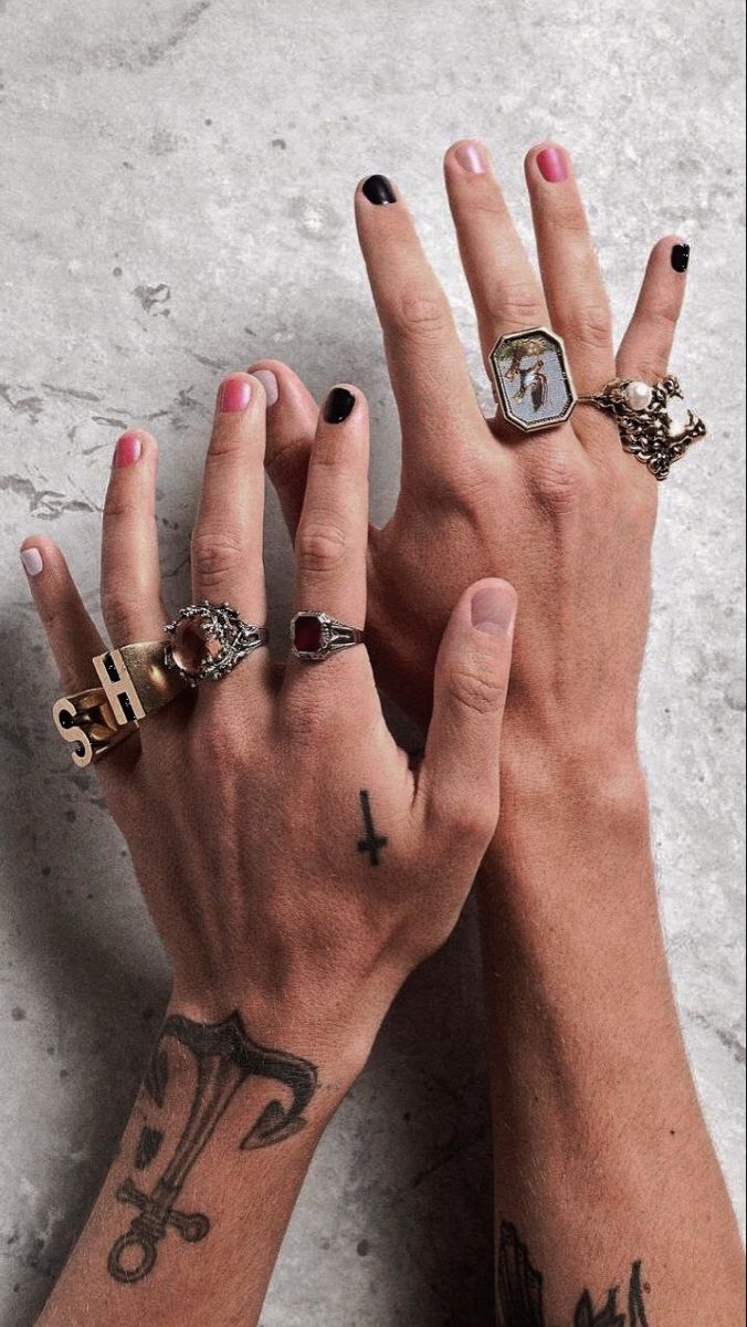 Harry Styles Hands, Harry Styles Nails, Harry Styles Outfit, Mens Nails, Harry Styles Concert, Harry Styles Wallpaper, Harry Styles Pictures, Harry Styles Photos, French Manicure