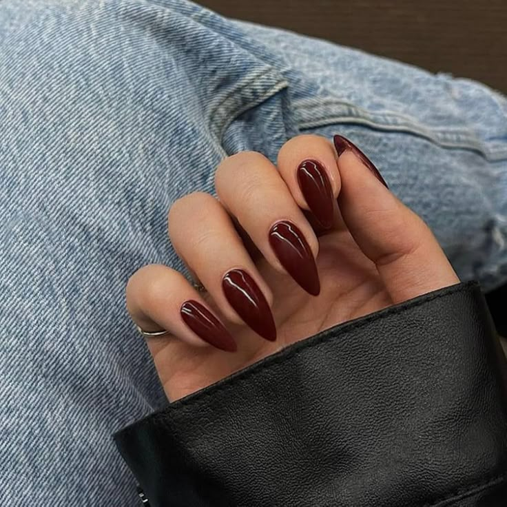 Red Aura Nails, Vaca Nails, It Girl Nails, Burgundy Nail Designs, Red Stiletto Nails, Fall Nail Design, Short Nail Ideas, Black Nails With Glitter, Fall Nail Inspo