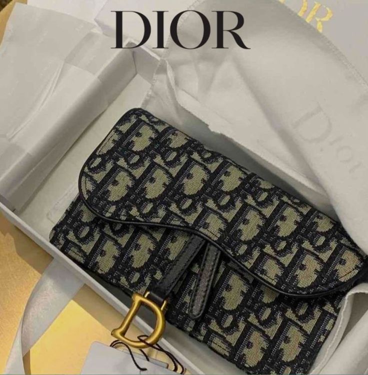 Sweet Dior Christian Dior Logo, Dior Saddle, Dior Logo, Long Wallet, Luxury Handbags, Designer Brands, Louis Vuitton Damier, Christian Dior, Saddle