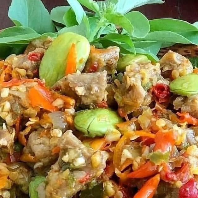 Resep Memasak Enak & Lezat on Instagram: "Assalamualaikum ... hai bunda🥰🥰. 

Sebelum baca resep tap ❤❤❤ nya dulu ya
... jangan lupa disave dan tag temen, siapa tau next time perlu resepnya 😍😍😍
.
Oseng granat Daging Sapi
Dah gini aj dah ngabisin nasi 😊

Resep Ala @resepdapurmemasak 
.
Bahan:
- 500 gr daging sapi, rebus empuk, potong2
- 200 gr pete kupas
- 4 lembar daun jeruk
- 1 jempol lengkuas geprek
- 1/2 sdt ketumbar bubuk
- 1/2 sdt merica bubuk
- Garam, gula , penyedap jamur, secukupnya
-  Kaldu / air secukupnya
- Minyak untuk menumis

Bumbu yg diulek kasar:
- 9 siung bawang merah
- 15 siung bawang putih
- 3 buah cabe merah besar
- 3 buah cabe hijau besar
- 100 gr cabe rawit

Cara:
1. Tumis bumbu ulek kasar beserta daun jeruk, lengkuas, ketumbar, merica, hingga matang
2. Masukkan