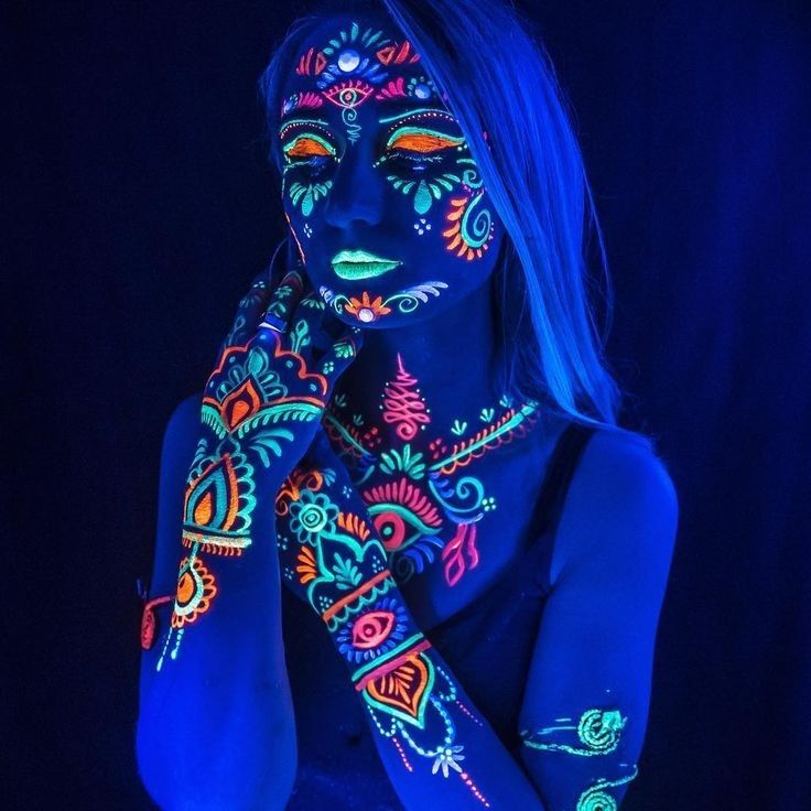 Glow Party Body Art, Black Light Face Paint Ideas, Glow Party Makeup, Diy Neon Party, Pintura Facial Neon, Glow Face Paint, Black Light Makeup, Neon Face Paint, Uv Makeup