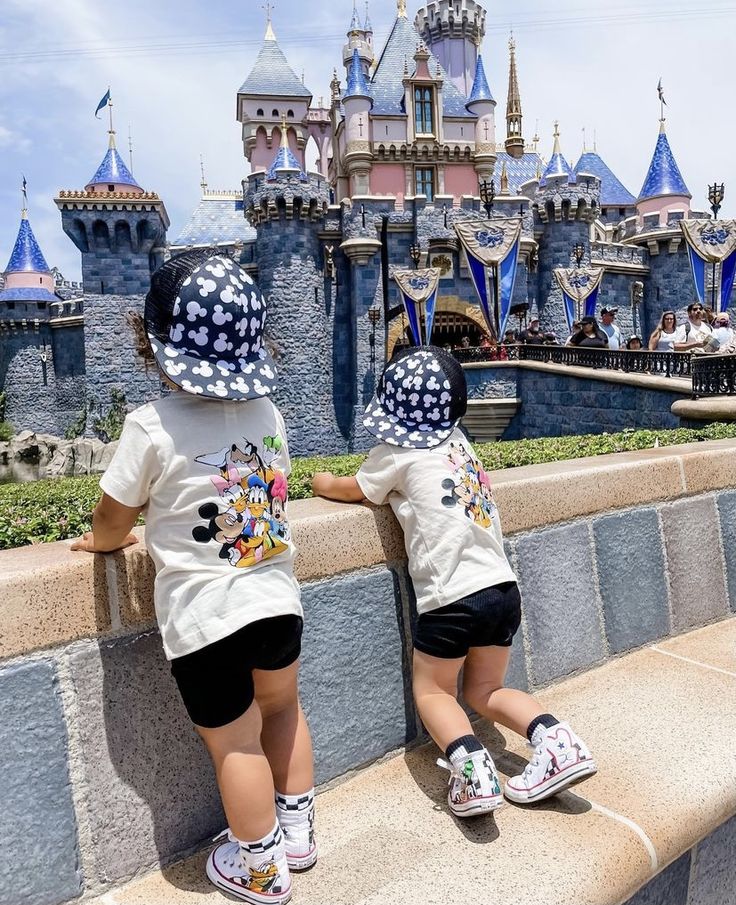 Disney World Outfits Family, Toddler Disney Outfit, Disney Outfits Summer, Disney Outfits Girls, Disneyworld Outfits, Disney Toddler Outfits, Baby Boy Disney, Disney Family Outfits, Toddler Boy Summer Outfits