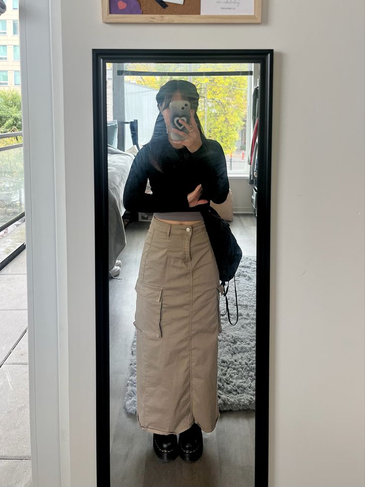 Maong Skirt Outfits Aesthetic, Cargo Skirt Work Outfit, Long Skirt Outfits Baggy, Utility Maxi Skirt, Maxi Beige Skirt Outfit, Long Beige Cargo Skirt Outfit, Beige Jeans Skirt Outfit, Styling A Cargo Skirt, How To Style Cargo Skirt Long