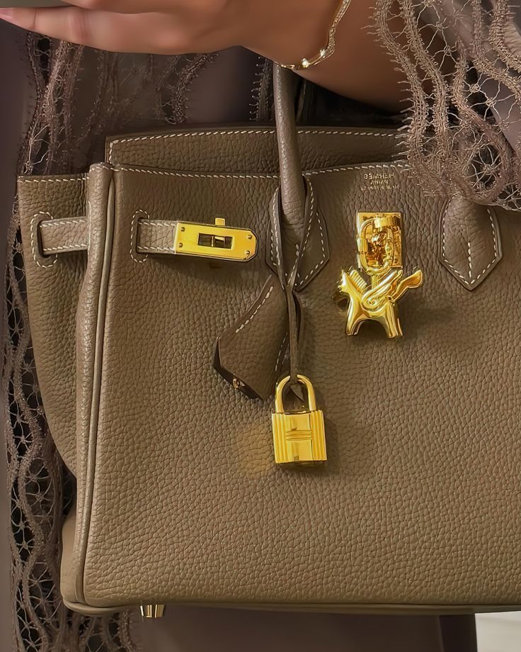 Vintage accent✨ Will this classic gold rodeo charm complete your bag’s look? 💎

#aelysee #aelyseebagcharm #rodeocharm #rodeopegase #bagcharm #bagaccessories #cadenacharmclub #hermès #hermesbirkin #baglover Classic Gold, Hermes Birkin, You Bag, Rodeo, Bag Accessories, Gold