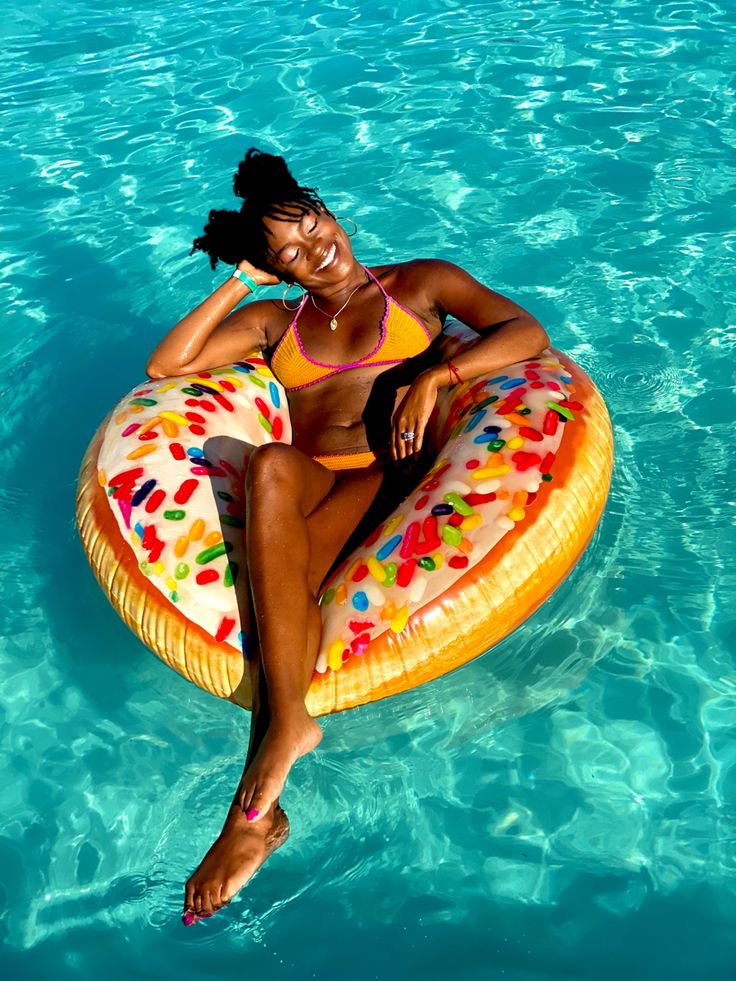 Black girl laying in pool float on pool Woman In Pool Floatie, Sitting In Pool Float Reference, Pool Photo Shoot Ideas, Pool Float Poses, Pool Float Pictures, Pool Party Photoshoot Ideas, Pool Party Poses, Pool Floats Aesthetic, Pool Shoot Ideas