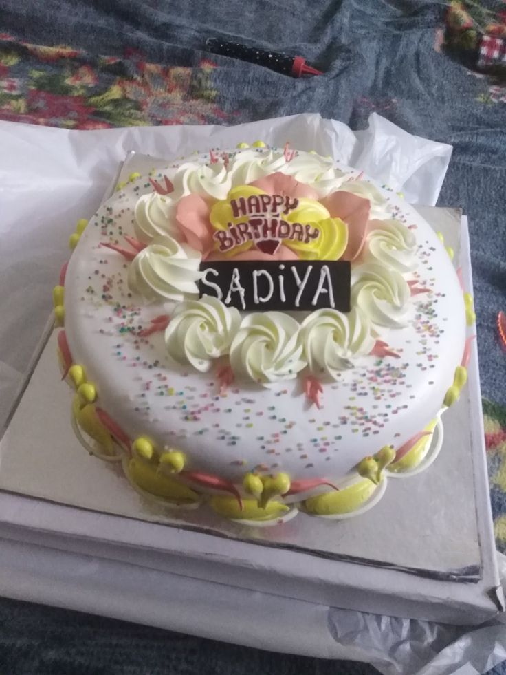 a birthday cake sitting on top of a white box with the words happy birthday sa diya